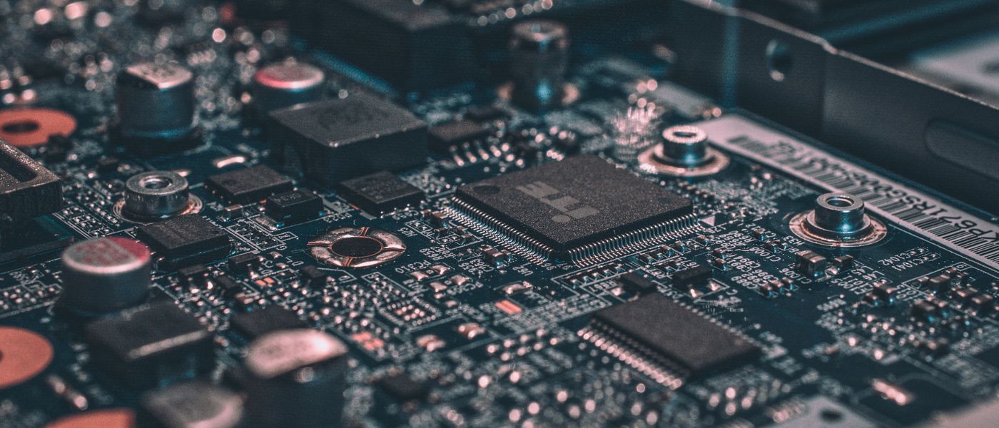 Dettaglio di una scheda elettronica, valutazione delle dotazioni hardware