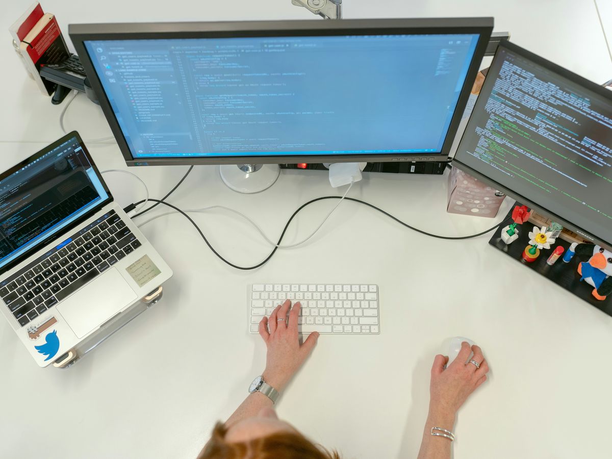 Postazione di lavoro con più monitor per l'attività sistemistica