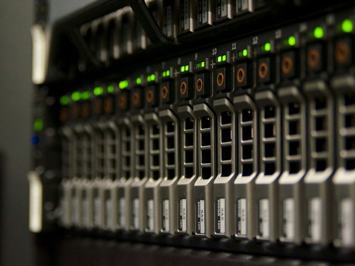 Rack di dischi di storage con indicatori di stato accesi
