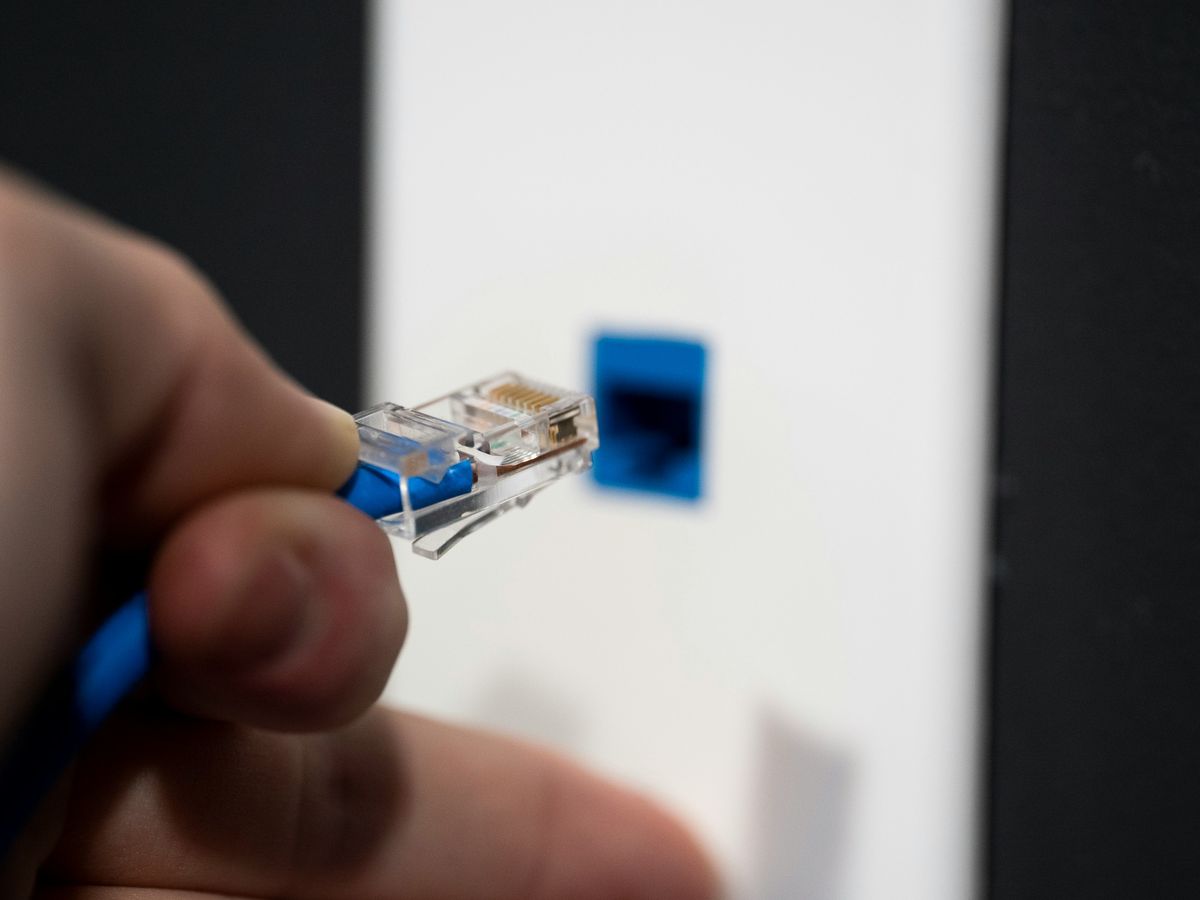 Connettore di rete ethernet pronto per essere collegato
